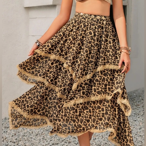 Minimalist Lace Detail Layered Printed Skirt - Picture 7 of 7